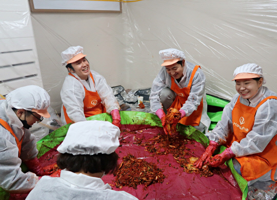 한화 직원들이 김장 나눔 봉사활동에 참여하고 있는 모습. [한화 제공]